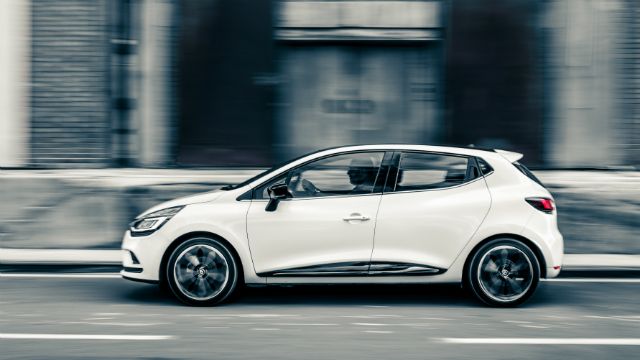 CAR003_CLIOvs208_00015