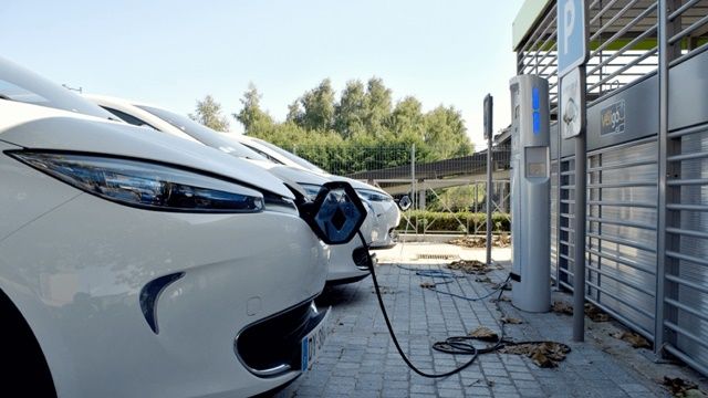 fleet-of-electric-vehicles-plugged-in-xlarge345654harpi640_1
