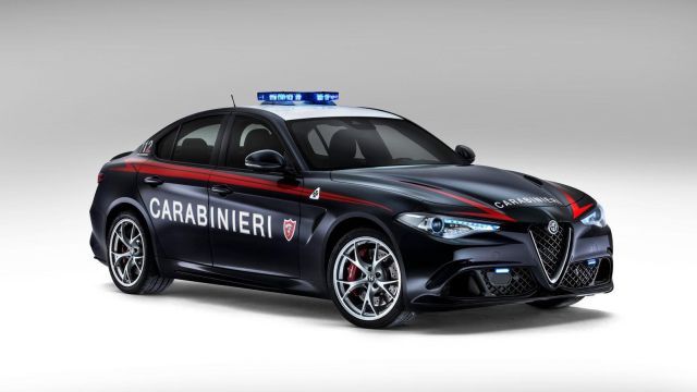 Alfa Romeo-Giulia Quadrifoglio–Italy-police-640