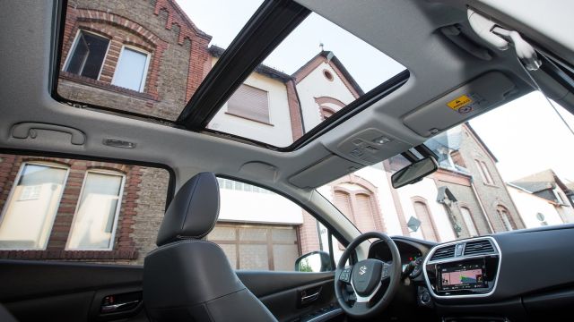 Suzuki-SX4-S-Cross-2016-q640
