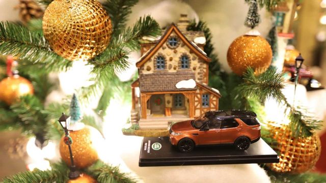 jaguar-land-rover-new-year-tree-a640