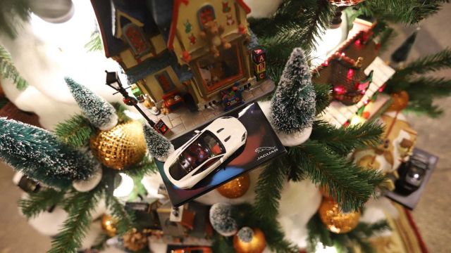 jaguar-land-rover-new-year-tree-b640