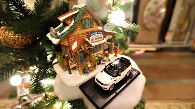 jaguar-land-rover-new-year-tree-c640