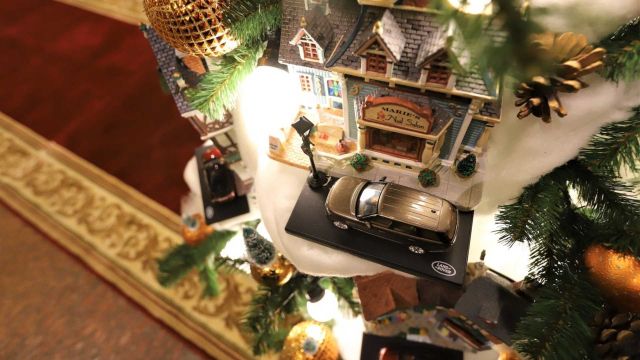 jaguar-land-rover-new-year-tree-d640
