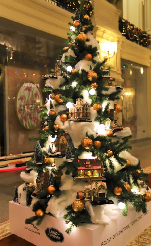 jaguar-land-rover-new-year-tree-640