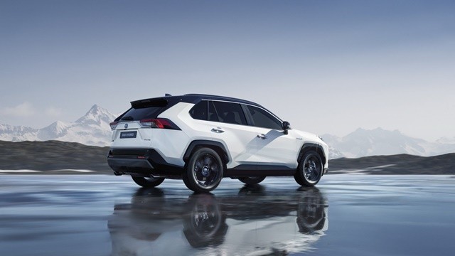 Toyota-rav4-hybrid-2019-tsiro-640
