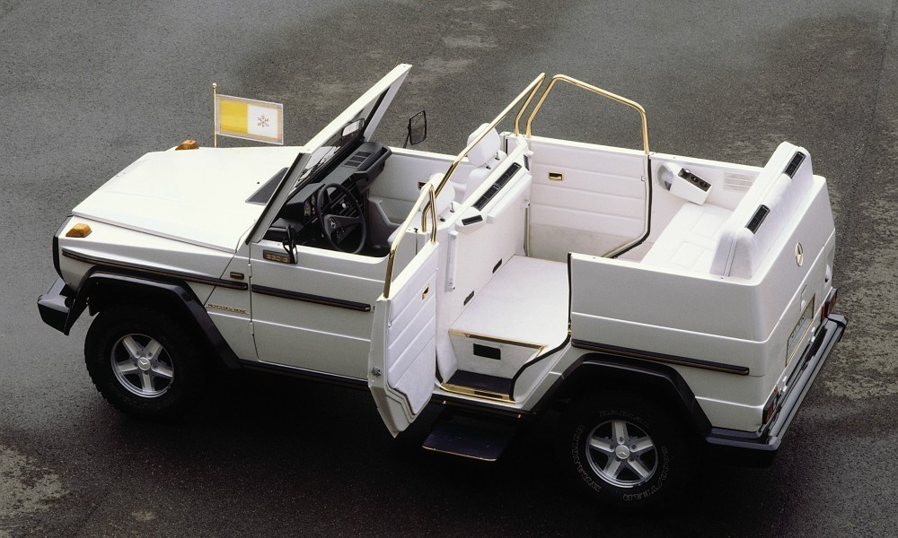 Mercedes_GClass_Popemobile4
