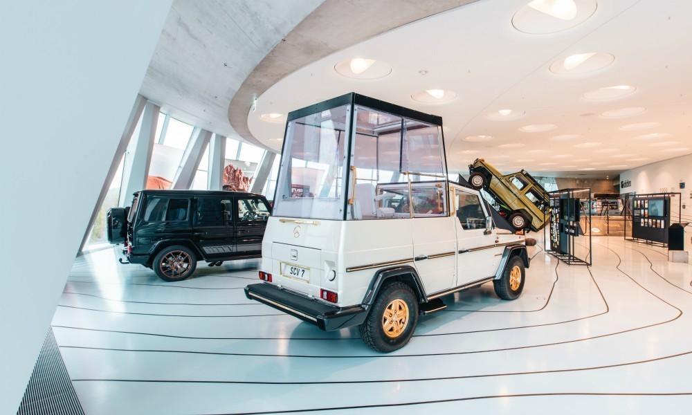 Mercedes_GClass_Popemobile2