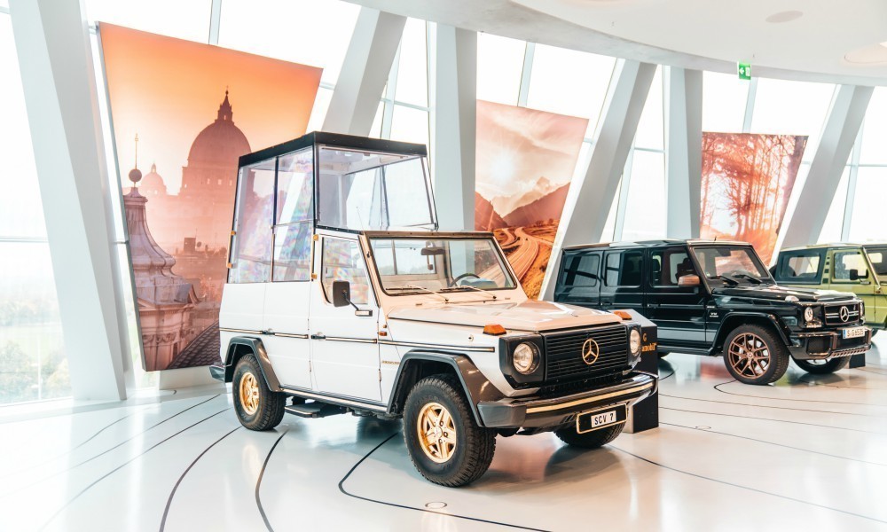 Mercedes_GClass_Popemobile1