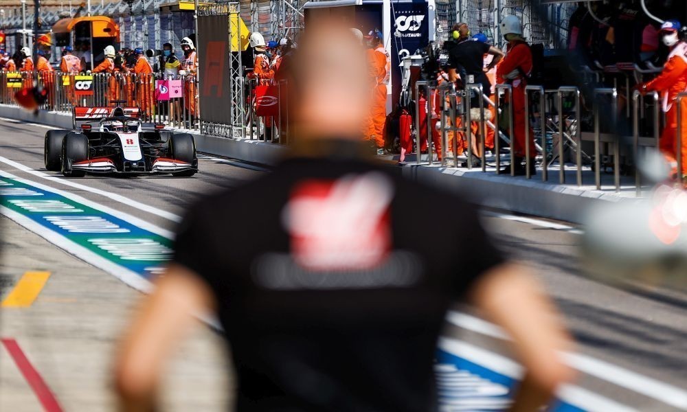 grosjean-sochi20-pirelli-a1000x600