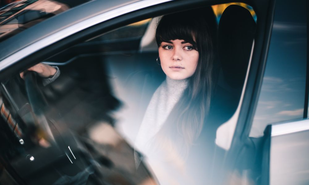 woman-driving-taneli-lahtinen-IqMBOr383jg-unsplash1000χ600