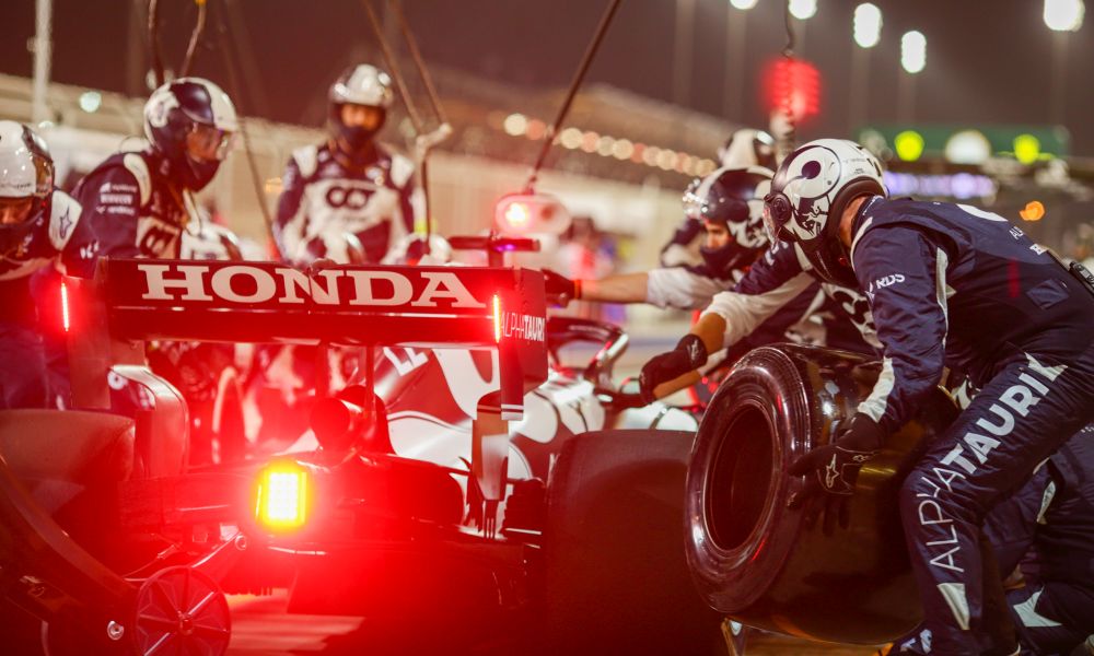 alphatauri-bahrain21-pitstop-a1000x600