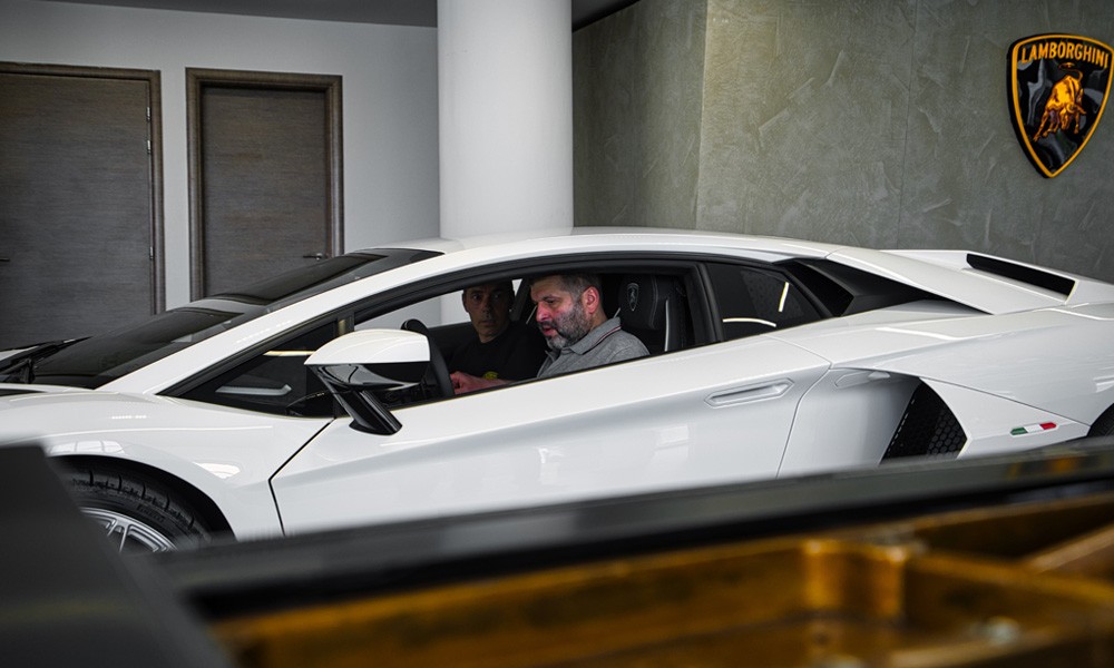 Ποιος διάσημος Έλληνας αγόρασε τη συλλεκτική Lamborghini Aventador Ultimae;