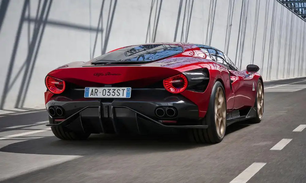Επίσημο: Αυτή είναι η «θεά» Alfa Romeo 33 Stradale (+video)