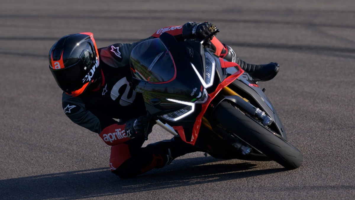 Ποια καινοτομία έχει η νέα Aprilia RSV4 Factory που δεν έχει καμία άλλη superbike;