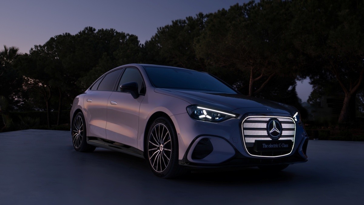Η νέα Mercedes-AMG C-Class προκαλεί την ηλεκτρική M3