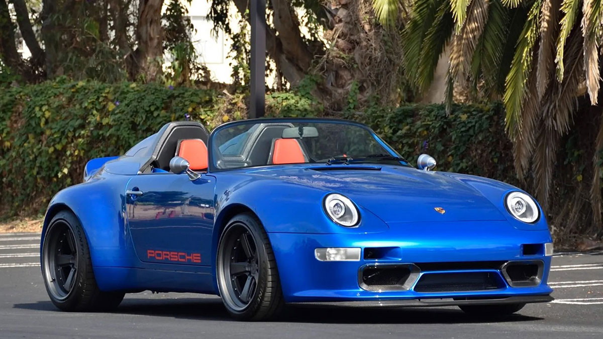 Η Gunther Werks Speedster από εμπρός, δεξιά γωνία