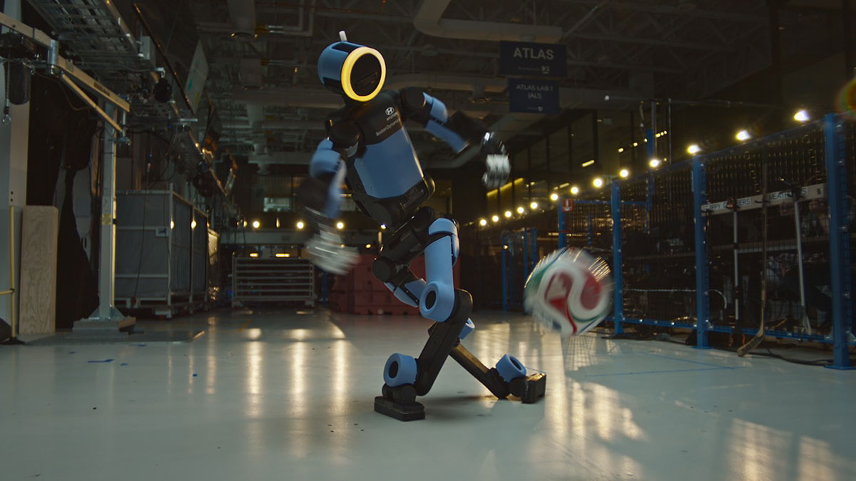 Το ρομπότ Atlas της Boston Dynamics που κάνει κόλπα με μπάλα ποδοσφαίρου