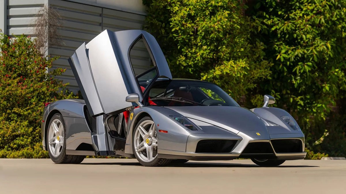 Η Ferrari Enzo από εμπρός, δεξιά γωνία