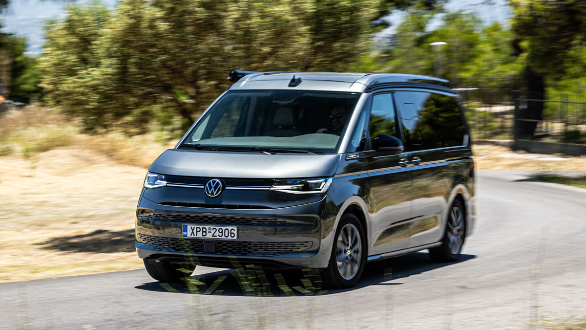 Το VW California Ocean από την εμπρός αριστερή πλευρά, εν κινήσει