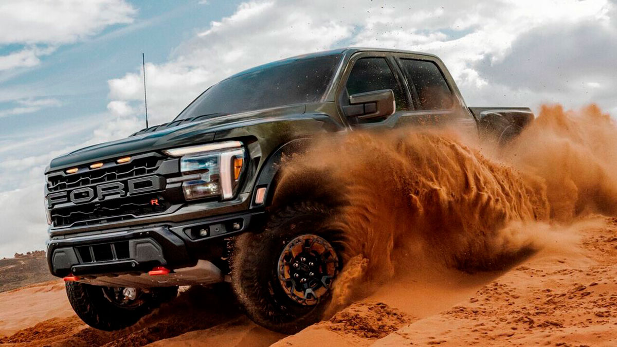 Το Ford F-150 Raptor R σε χώμα, από την εμπρός αριστερή πλευρά